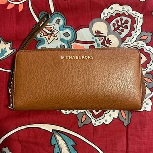 MICHAEL MICHAEL KORS
Leather Continental Wristlet